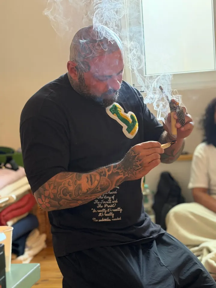 Tim Behring entzündet Palo Santo zu Beginn einer Sitzung