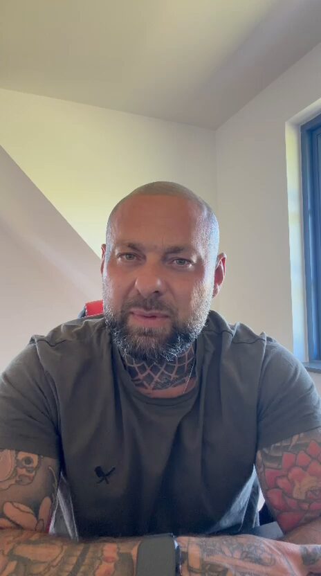 Tim Behring spricht in die Kamera